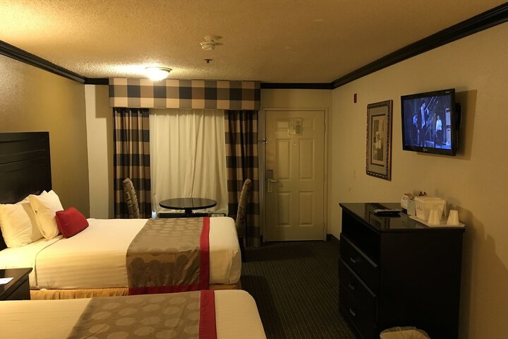 1 Queen Bed (6 of 18)