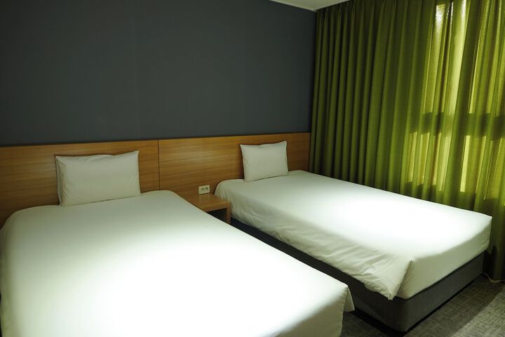 Room 11 of 69