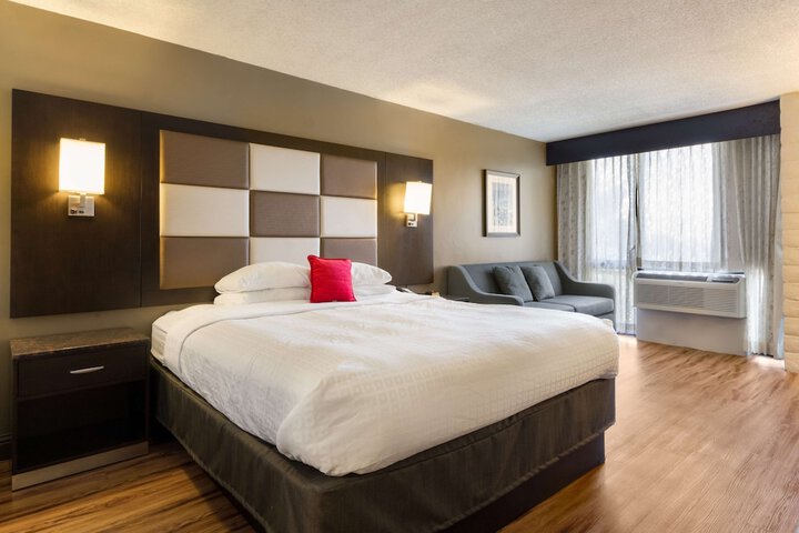 1 King Bed (1 of 12)