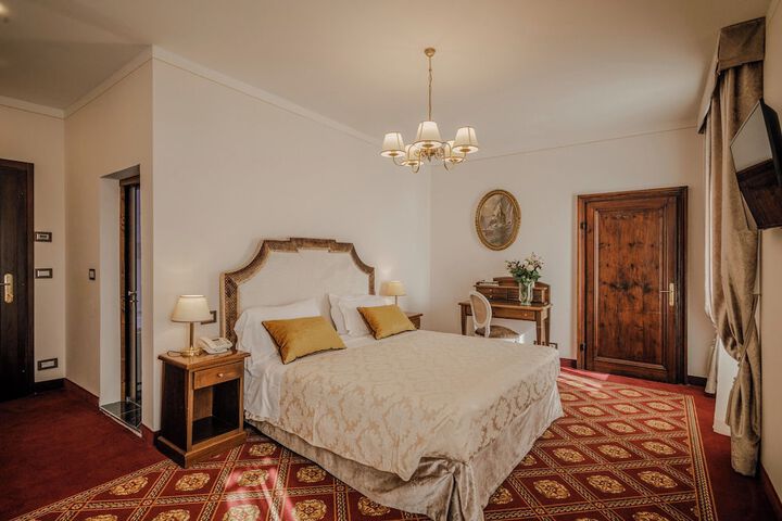 Room 93 of 185