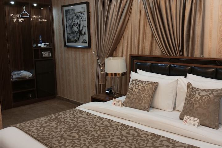 Room 14 of 77