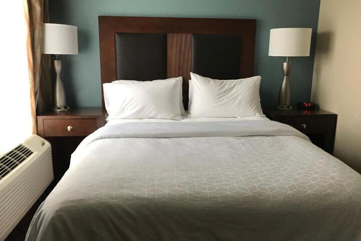 2 Queen Beds (7 of 17)