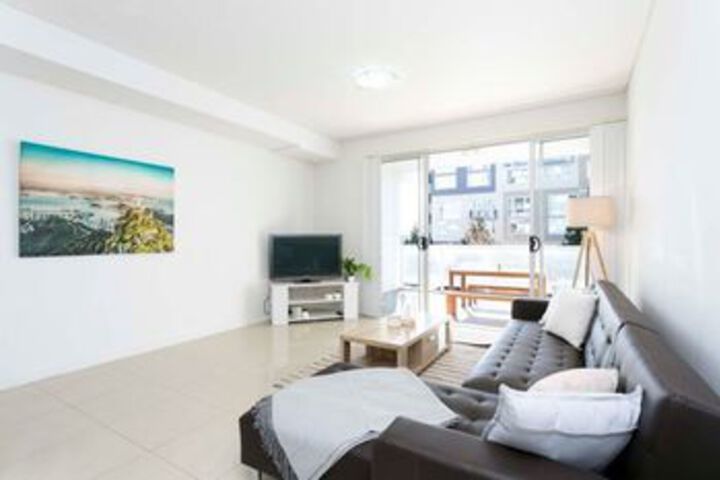 Stylish Home - 3 Minutes from Airport + Parking
