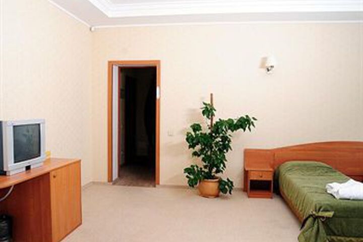 Room 16 of 38