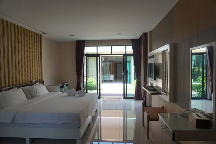 Room 11 of 28