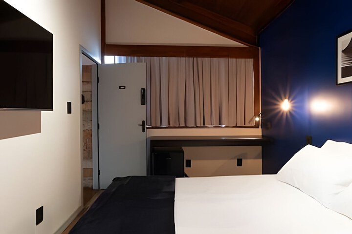Room 6 of 93