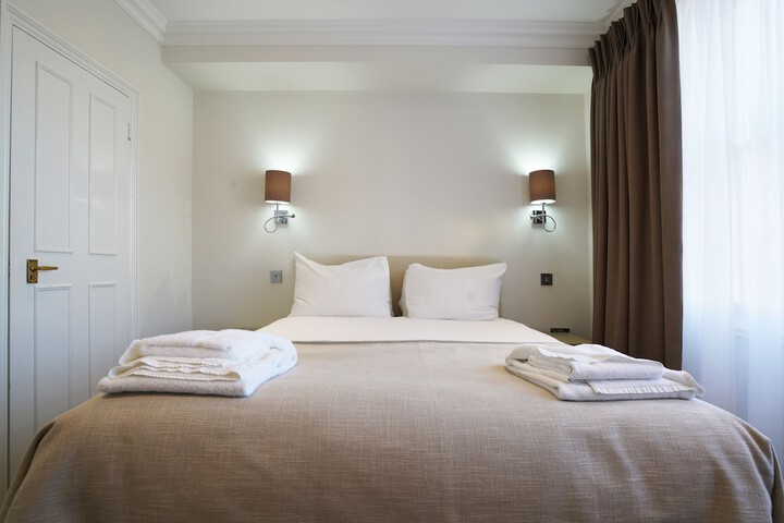 Room 4 of 100