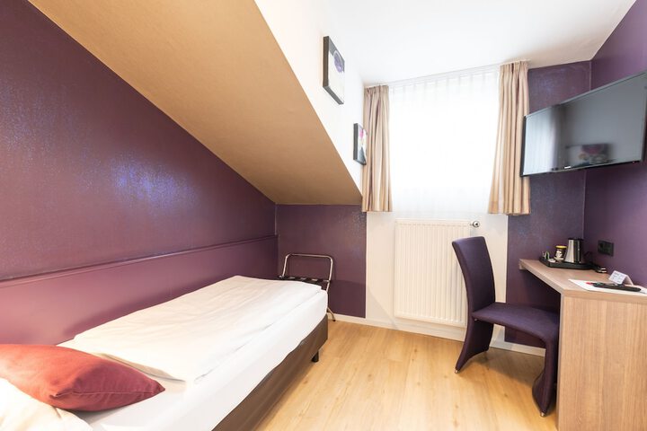 Room 8 of 55