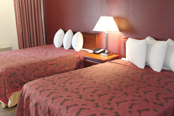 2 Queen Beds (2 of 12)