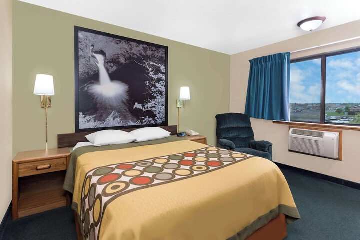 1 Queen Bed (1 of 15)