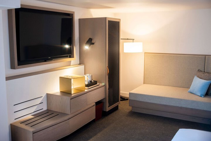 Room 27 of 61