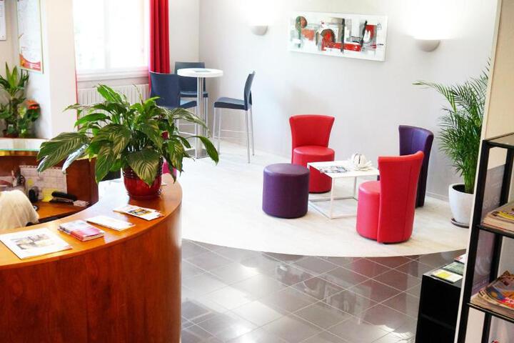 Lounge 4 of 23