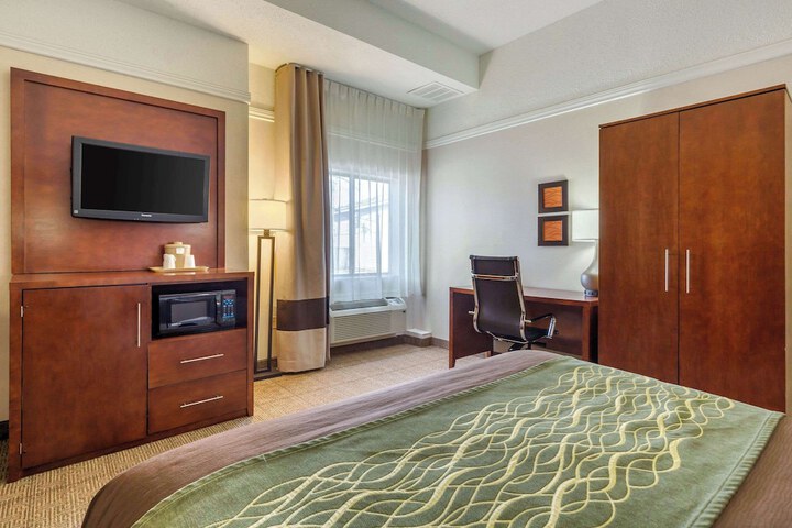 1 Queen Bed Accessible (18 of 24)