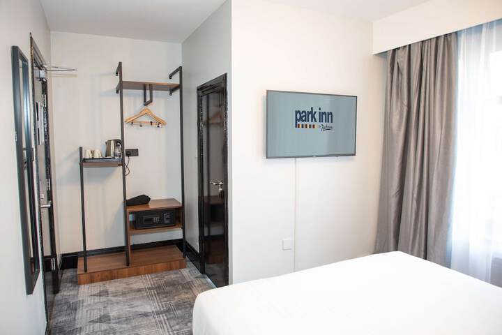 Room 5 of 10