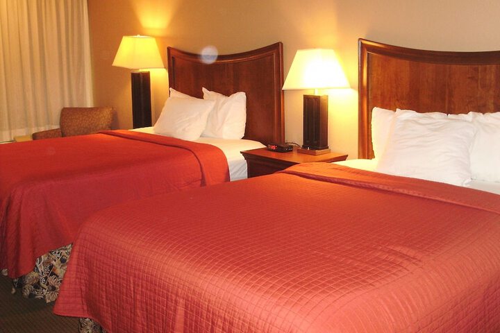 1 Queen Bed (5 of 12)