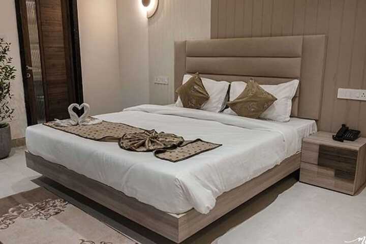 Room 11 of 18