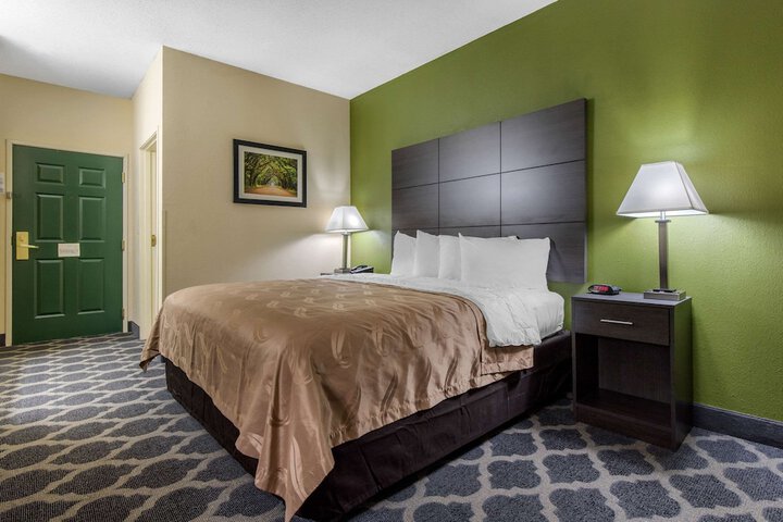 1 King Bed (2 of 9)