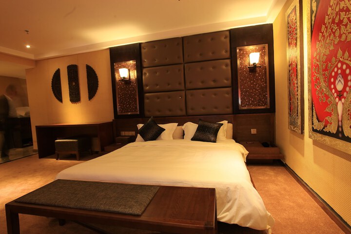 Room 8 of 9