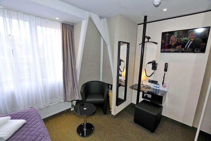 Room 7 of 42