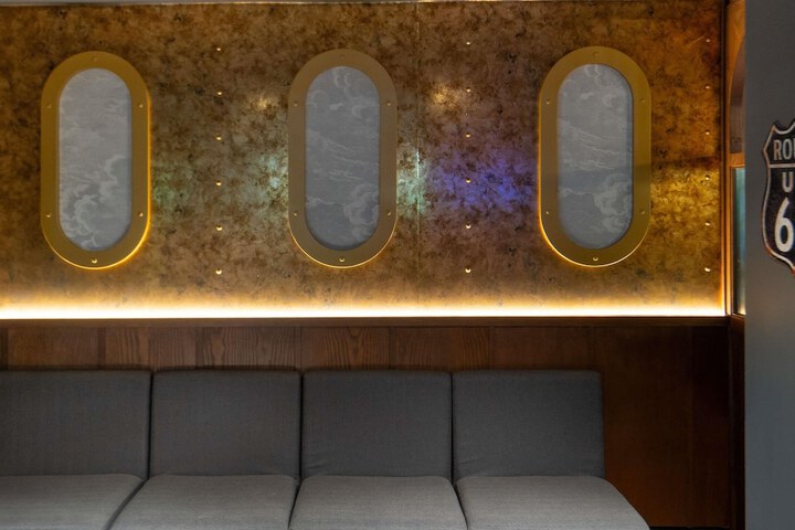 Lounge 79 of 98
