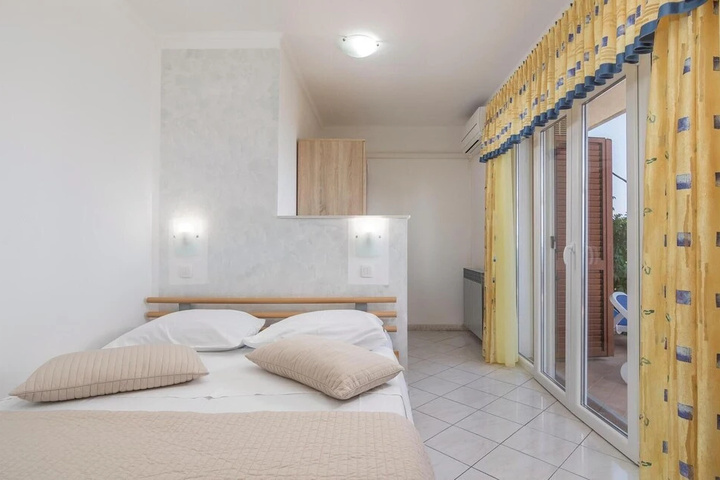 Room 6 of 19