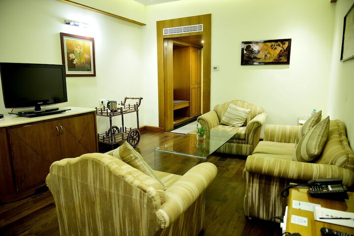 Room 9 of 33