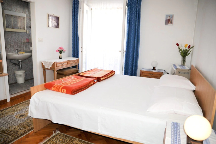 Room 3 of 7
