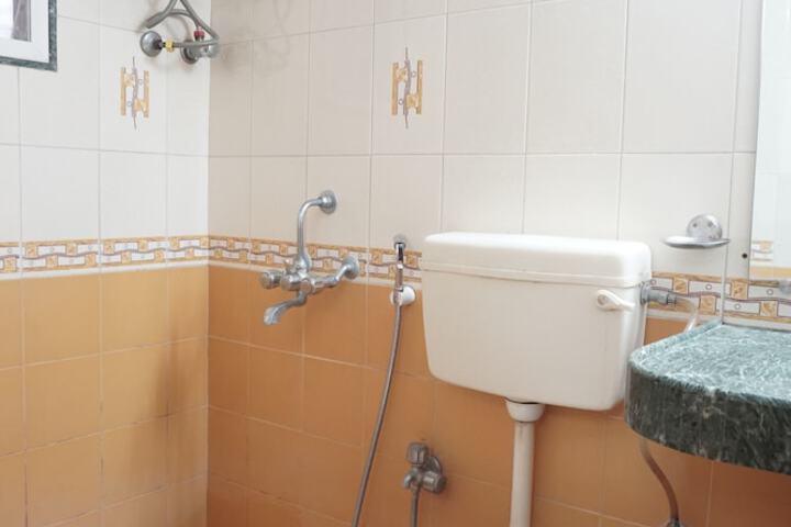 Room 10 of 16