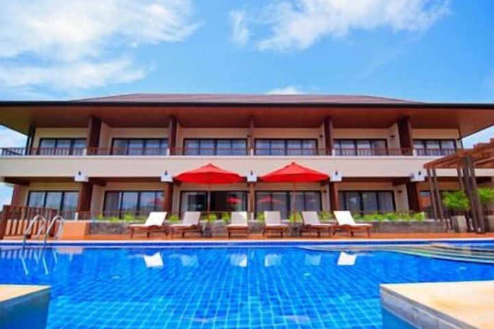 Hotel Pool