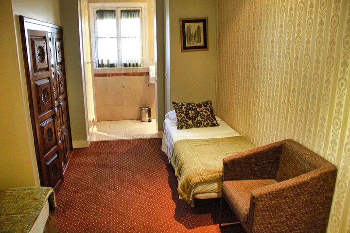 Room 22 of 48