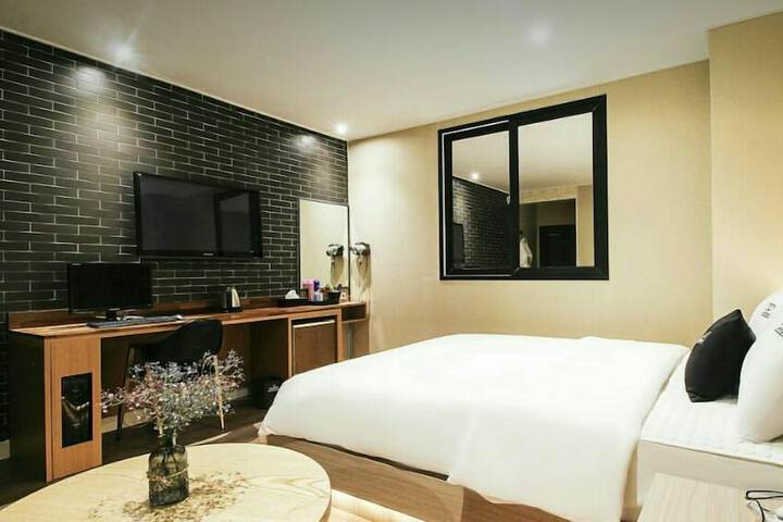 Room 9 of 18