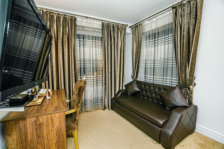 Room 3 of 83