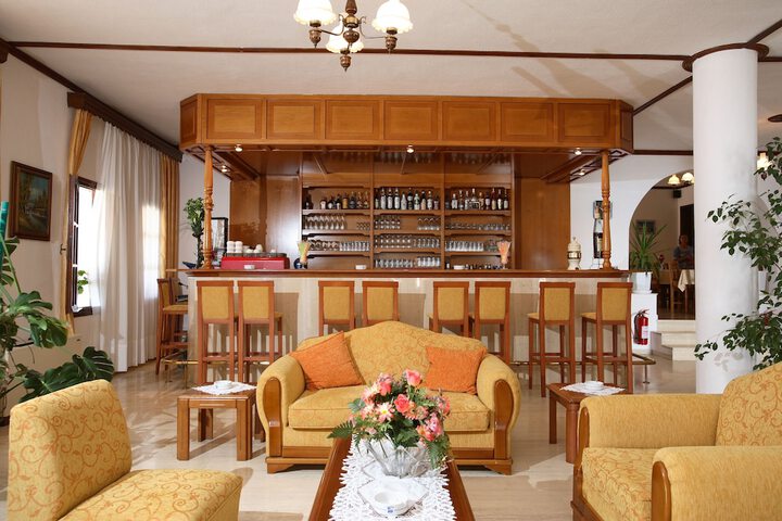 Lounge 43 of 54