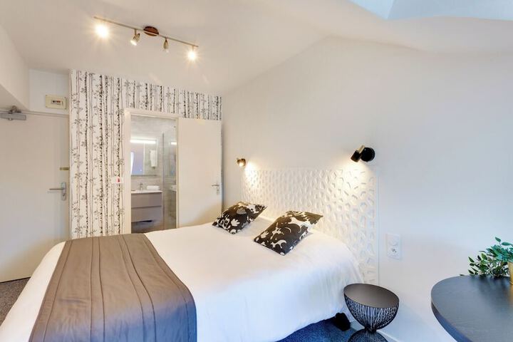 Room 10 of 33