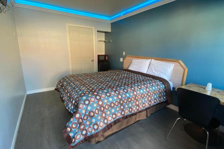 1 Queen Bed (13 of 13)