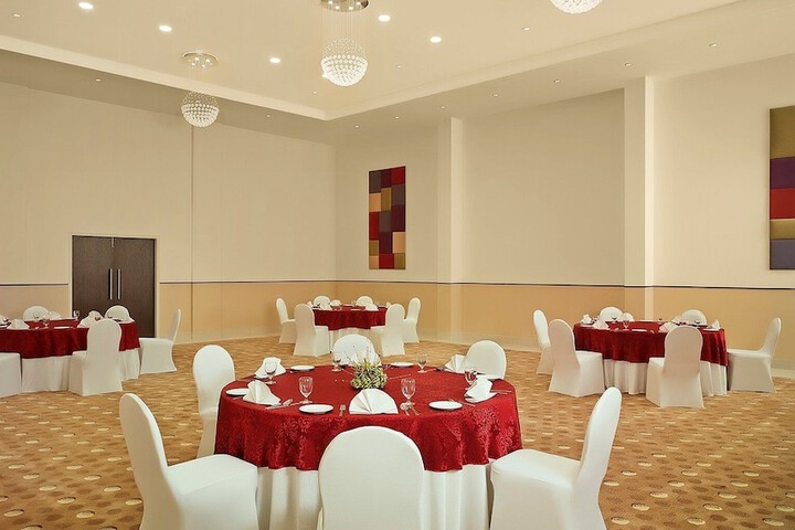 Ballroom/Hall 17 of 21