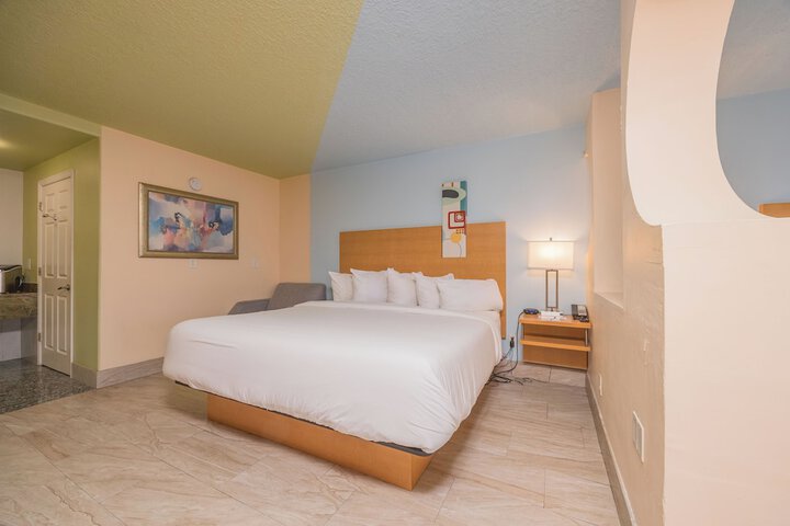 Deluxe Room 1 King Bed Accessible (12 of 22)