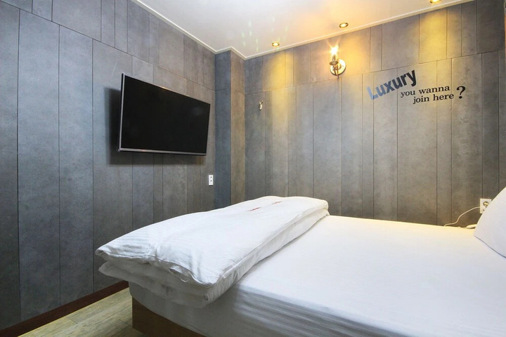 Room 6 of 14