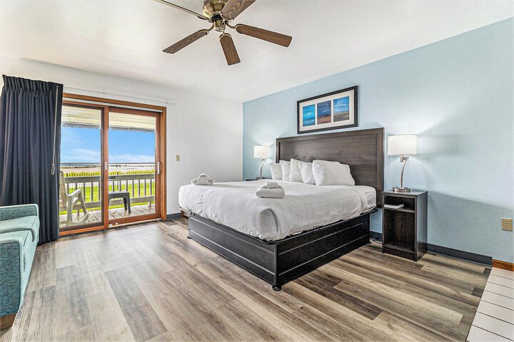 Classic King Bed Lake View Accessible (94 of 109)