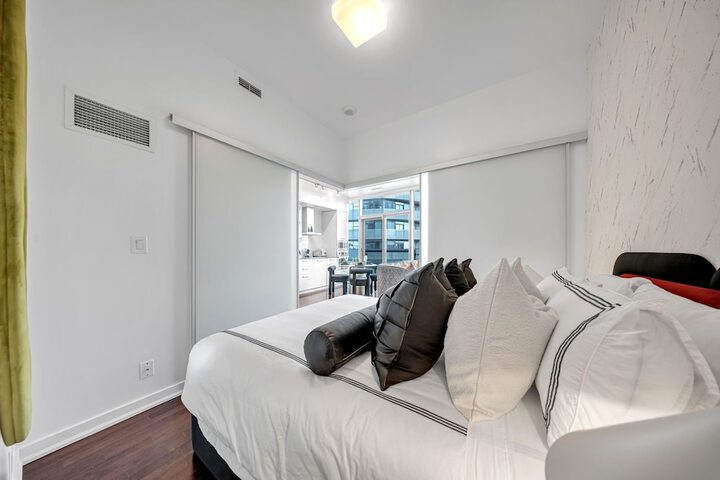 Room 10 of 77