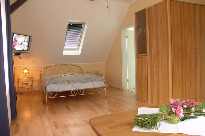 Room 4 of 28