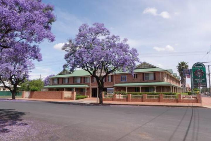 Exterior of Endeavour Court Motor Inn