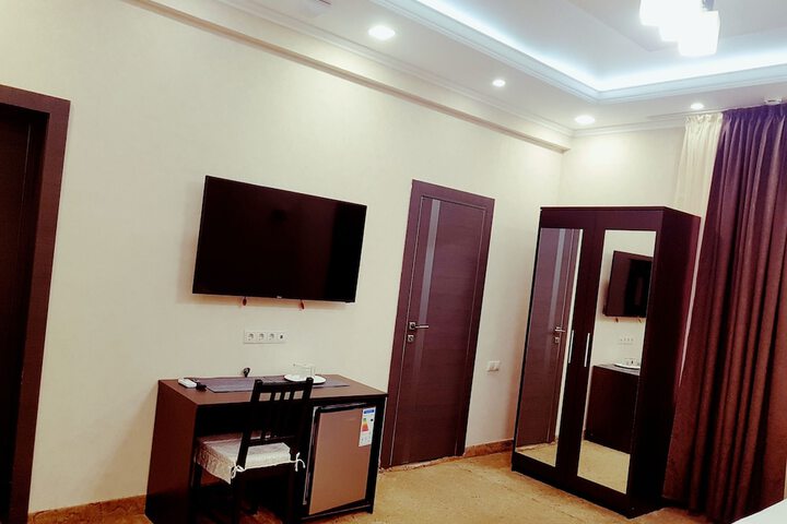 Room 27 of 27