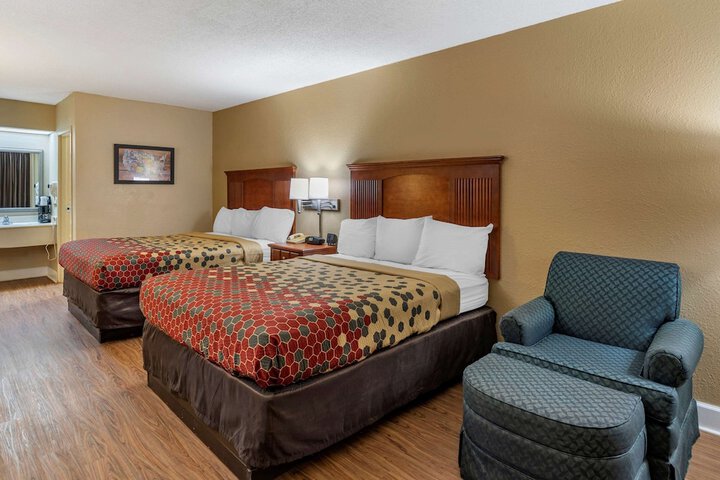 2 Queen Beds (4 of 6)
