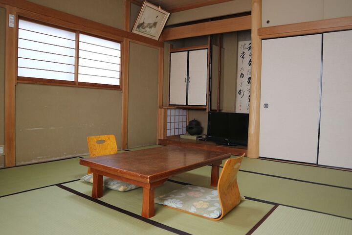 Room 11 of 28