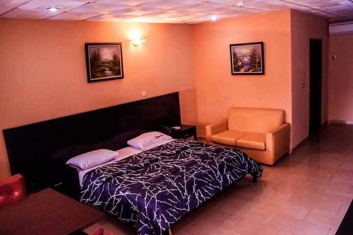 Room 9 of 26