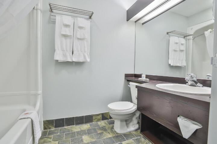 1 Double Bed Accessible (6 of 8)