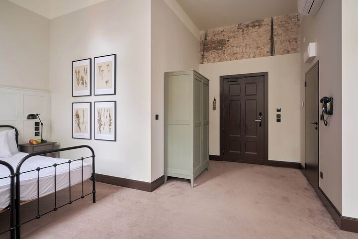 Room 10 of 46
