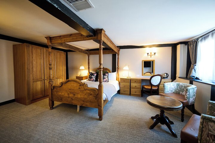 Room 4 of 32