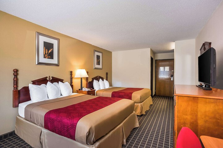 1 Queen Bed (3 of 14)